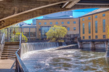İsveç 'in Norrkoping sanayi merkezinde nehir akıntıları