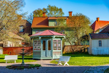 Eski kasaba Gamla Linkopin 'deki geleneksel kereste evleri manzarası