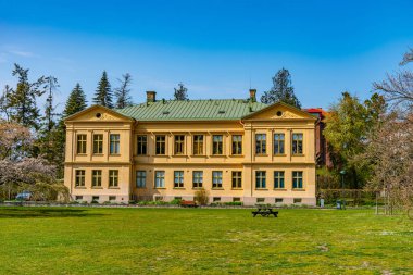 İsveç 'in Lund kentindeki botanik bahçesindeki sarı saray.
