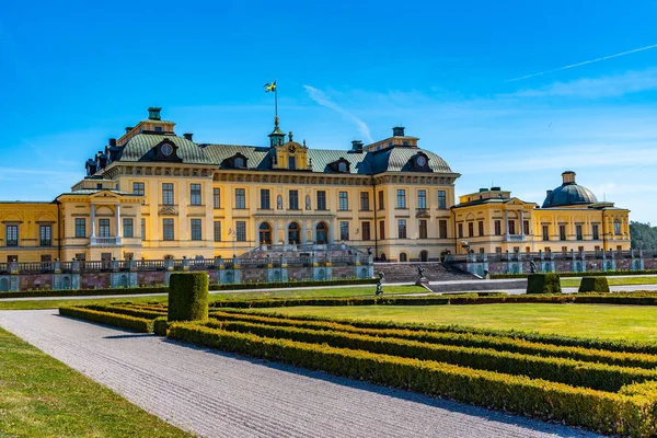 Palacio de Drottningholm visto desde los jardines reales de Suecia — Foto de Stock