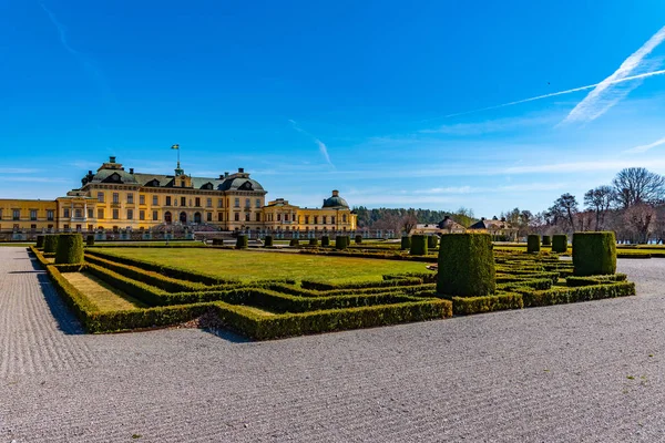 Drottningholm Palota kilátással a királyi kertek Svédországban — Stock Fotó