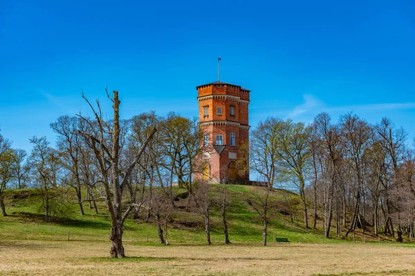 Gotycka wieża na terenie Pałacu Drottnignholm w Szwecji — Zdjęcie stockowe