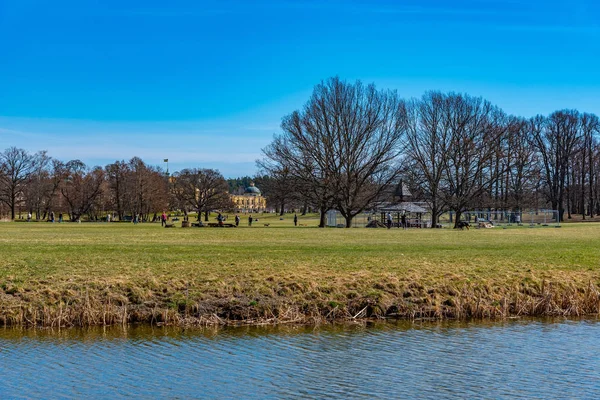 Englischer Park auf dem Gelände von Schloss drottningholm in Schweden — Stockfoto