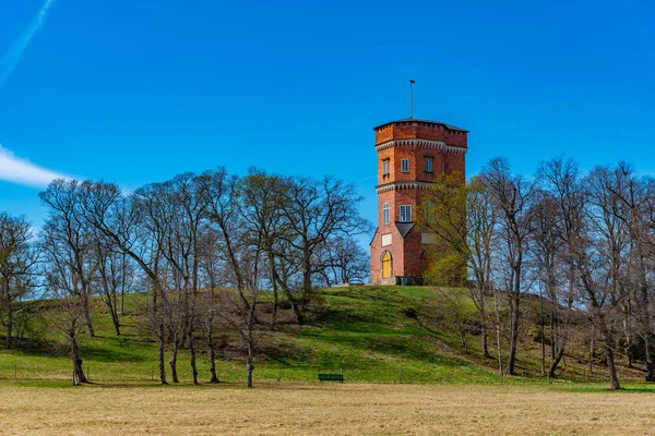 Gotická věž v areálu Drottnignholmského paláce ve Švédsku — Stock fotografie