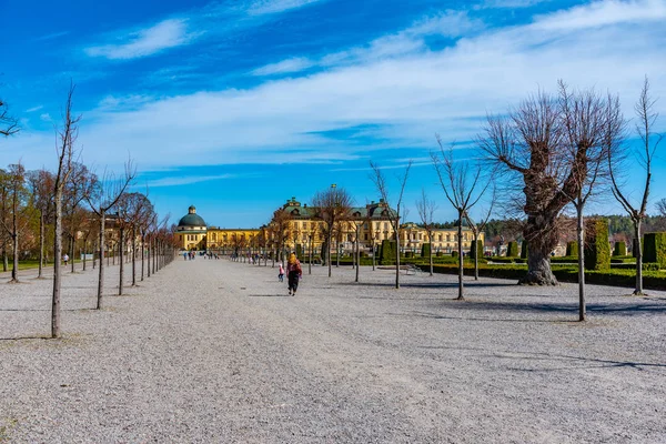 Schloss drottningholm vom königlichen Garten in Schweden aus gesehen — Stockfoto