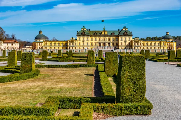 Палац Дротнінгхольм, який видно з королівських садів у Швеції. — стокове фото