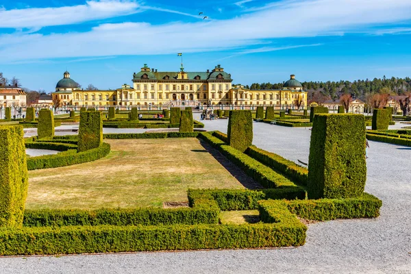 Палац Дротнінгхольм, який видно з королівських садів у Швеції. — стокове фото