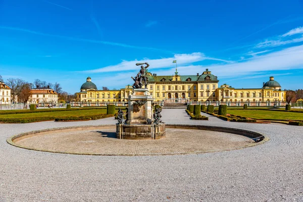 Palácio Drottningholm visto dos jardins reais na Suécia — Fotografia de Stock