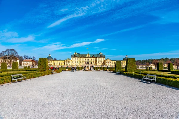 Drottningholm Palota kilátással a királyi kertek Svédországban — Stock Fotó