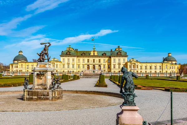 Palácio Drottningholm visto dos jardins reais na Suécia — Fotografia de Stock