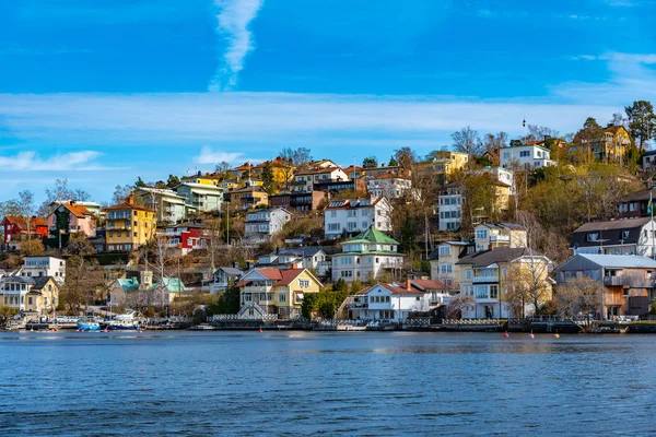 Mała wioska nad jeziorem Malaren w pobliżu Sztokholmu w Szwecji — Zdjęcie stockowe