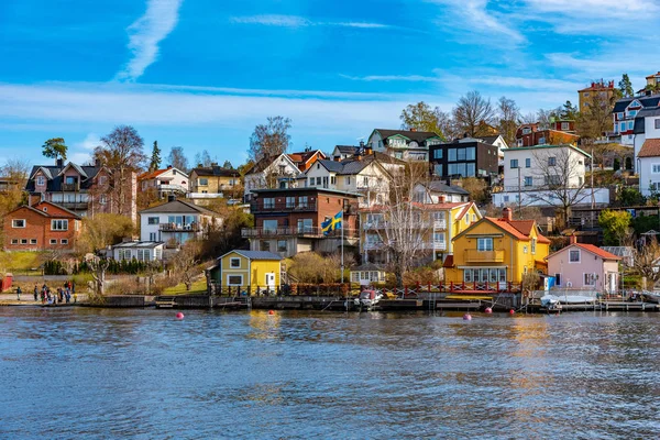Μικρό χωριό στη λίμνη Malaren κοντά στη Στοκχόλμη στη Σουηδία — Φωτογραφία Αρχείου