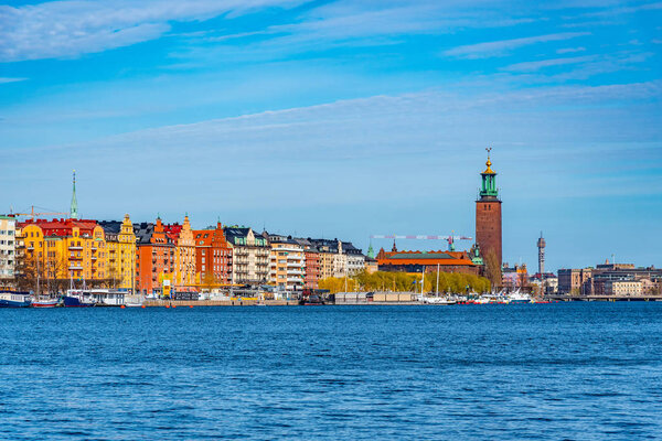 Набережная Стокгольма с ратушей в конце, Швеция
