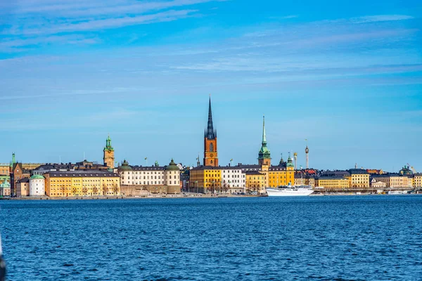 Gamla stan w Sztokholmie oglądane z jeziora Malaren, Szwecja — Zdjęcie stockowe