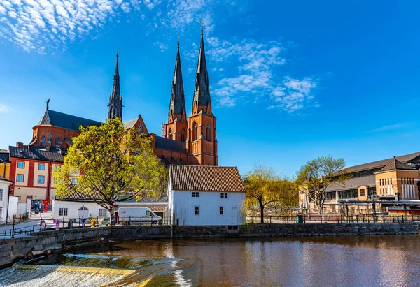 Uppsala kathedrale reflektiert über die fyris in schweden — Stockfoto