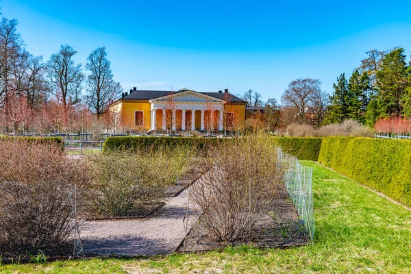 Palácio no jardim botânico em Uppsala, Suécia — Fotografia de Stock