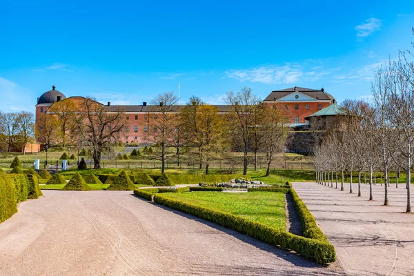 Kasteel in Uppsala gezien vanaf de botanische tuin, Zweden — Stockfoto