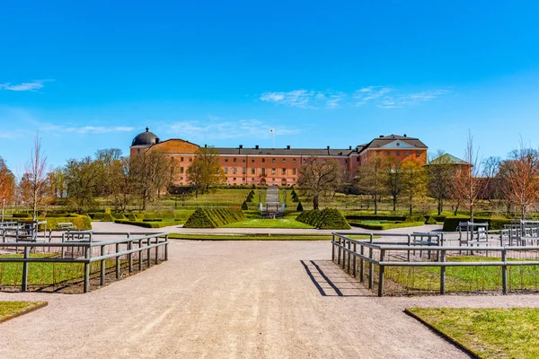 Kasteel in Uppsala gezien vanaf de botanische tuin, Zweden — Stockfoto