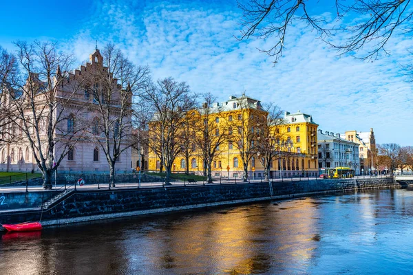 Elite Grand Hotel у Гевлі, що відображає річку Гавлін (Швеція). — стокове фото