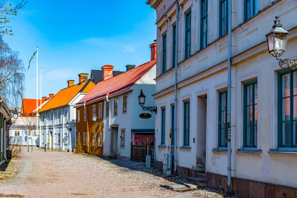 Tradycyjne drewniane budynki w dzielnicy Gamla Stan w Gavle, Swe — Zdjęcie stockowe