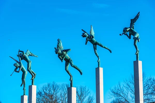 Estatua de ángeles musicales en badhaus najaden en Gavle, Suecia — Foto de Stock