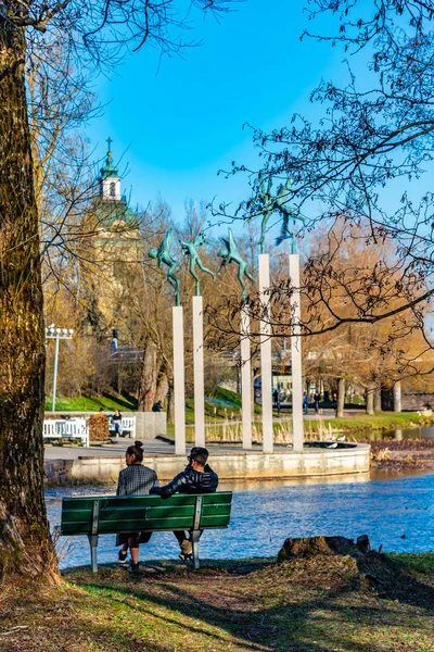 Una pareja está disfrutando de la vista en la Estatua de los ángeles musicales en mal — Foto de Stock