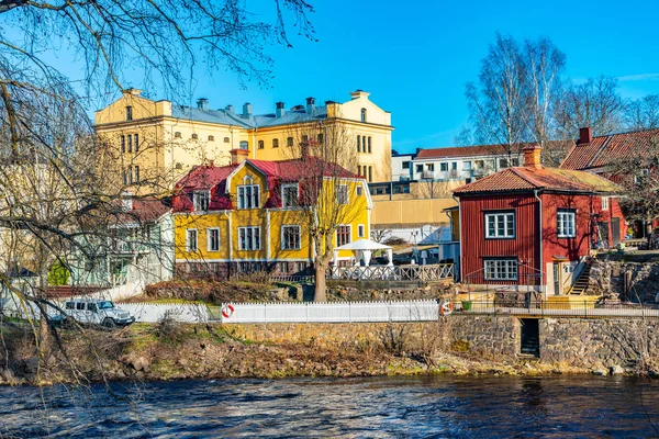 Житлові будинки вздовж річки Гавлін у Гевлі (Швеція). — стокове фото