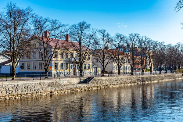 Edifici residenziali lungo il fiume Gavlean a Gavle, Svezia — Foto Stock