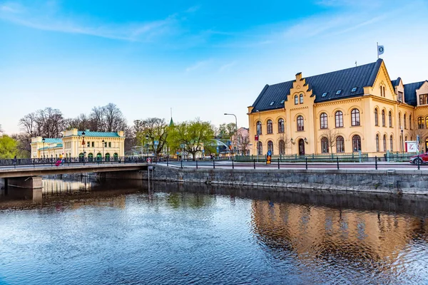 Coucher de soleil sur les bâtiments remarquables le long de la rivière Fyris à Uppsal — Photo