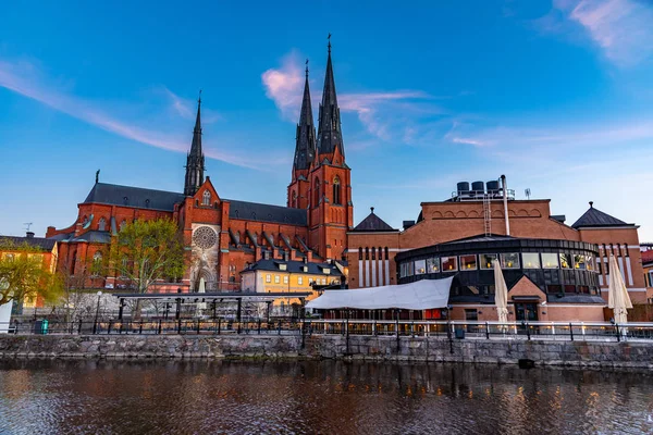 Západ slunce pohled na katedrálu Uppsala reflektující řeku Fyris ve Sw — Stock fotografie