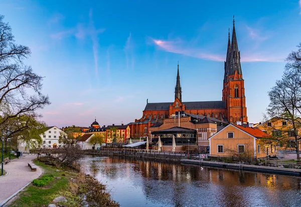 Vista sul tramonto della cattedrale di Uppsala che si riflette sul fiume Fyris in Sw — Foto Stock