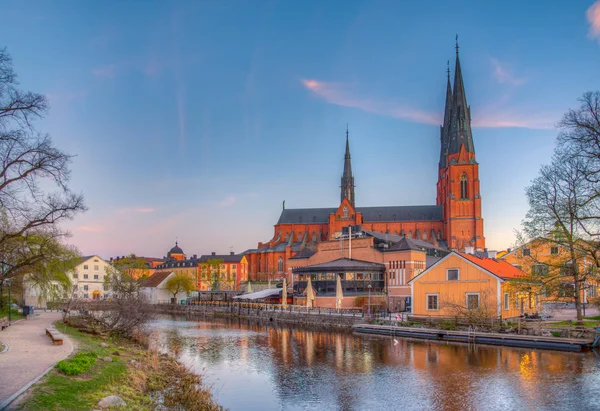 Západ slunce pohled na katedrálu Uppsala reflektující řeku Fyris ve Sw — Stock fotografie