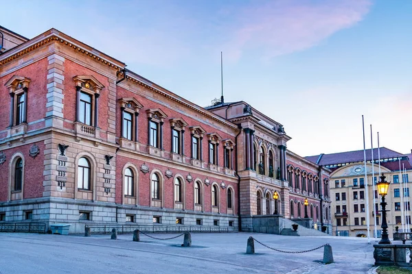 Vista al atardecer del Edificio de la Universidad de Uppsala en Suecia — Foto de Stock
