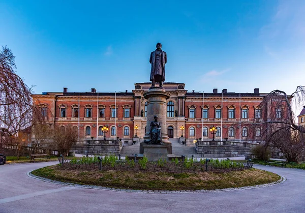 Erik Gustaf Geijer雕像在大学前面的日落 — 图库照片