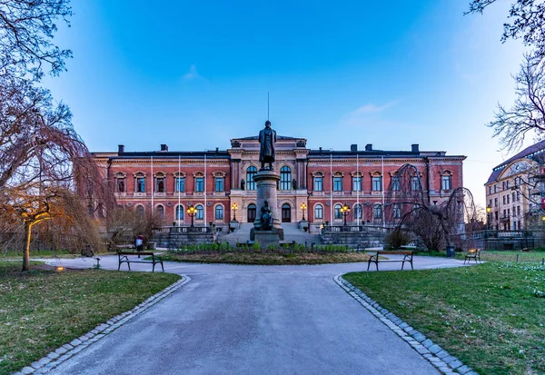 大学前のエリック・グスターフ・ガイジャー像の夕景 — ストック写真