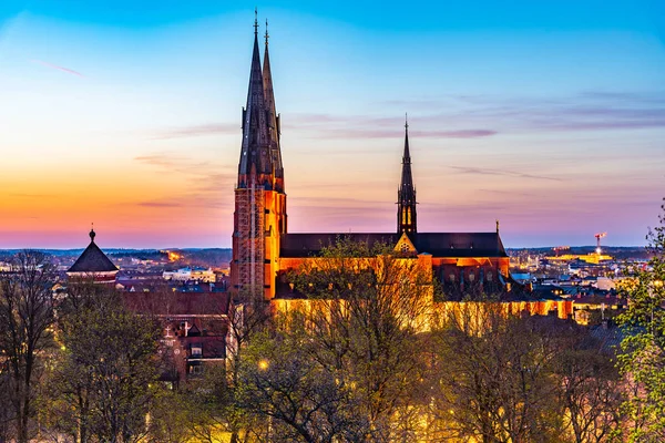 Coucher de soleil sur la cathédrale d'Uppsala, Suède — Photo