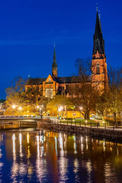 Coucher de soleil de la cathédrale d'Uppsala réfléchissant sur la rivière Fyris à Sw — Photo