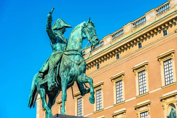 Statua di Re Carlo XIV Johan davanti alla chiesa Storkyrkan a S — Foto Stock