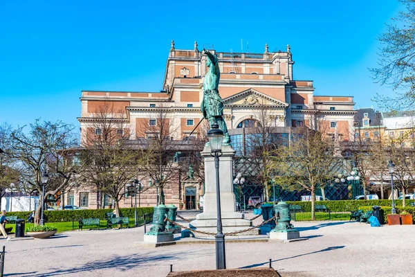 Xii. Károly király szobra a svéd királyi opera előtt — Stock Fotó