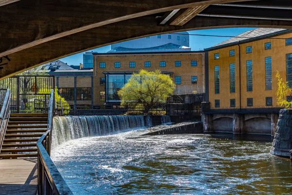 Rapides fluviaux dans le centre industriel de Norrkoping, Suède — Photo