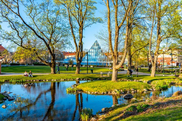 Blick auf einen Park und ein tropisches Restaurant in Verknüpfung in Schweden — Stockfoto