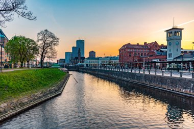 İsveç, Malmö 'deki ana tren istasyonunun gün batımı manzarası