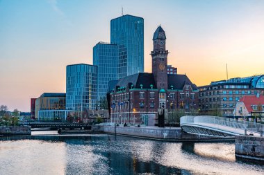 Dünya denizinin hakim olduğu Malmö ufuk çizgisinin gün batımı manzarası 