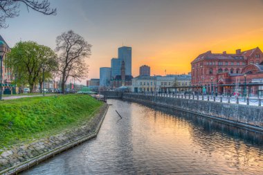İsveç, Malmö 'deki ana tren istasyonunun gün batımı manzarası