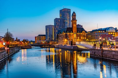 Dünya denizinin hakim olduğu Malmö ufuk çizgisinin gün batımı manzarası 