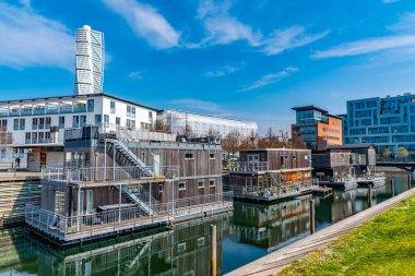İsveç 'in Malmö kentindeki Marina' nın arkasında Torso gökdeleni görülüyor.