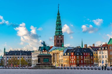 Cope 'daki Christiansborg Sarayı' nın önündeki Frederik Vii heykeli.