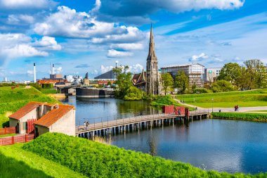 St Alban kilisesi Kopenhag, Danimarka'da bir hendek yanında yer.
