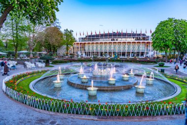 Danimarka, Kopenhag 'daki Tivoli eğlence parkında konser salonu..