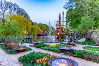 Tivoli Bahçeleri 'nde bir çeşit korsan gemisi şeklinde restoran.